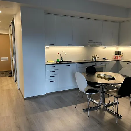ホームステイ Near Finno Metro With Personal Toilet, Shared Bath And Kitchen *